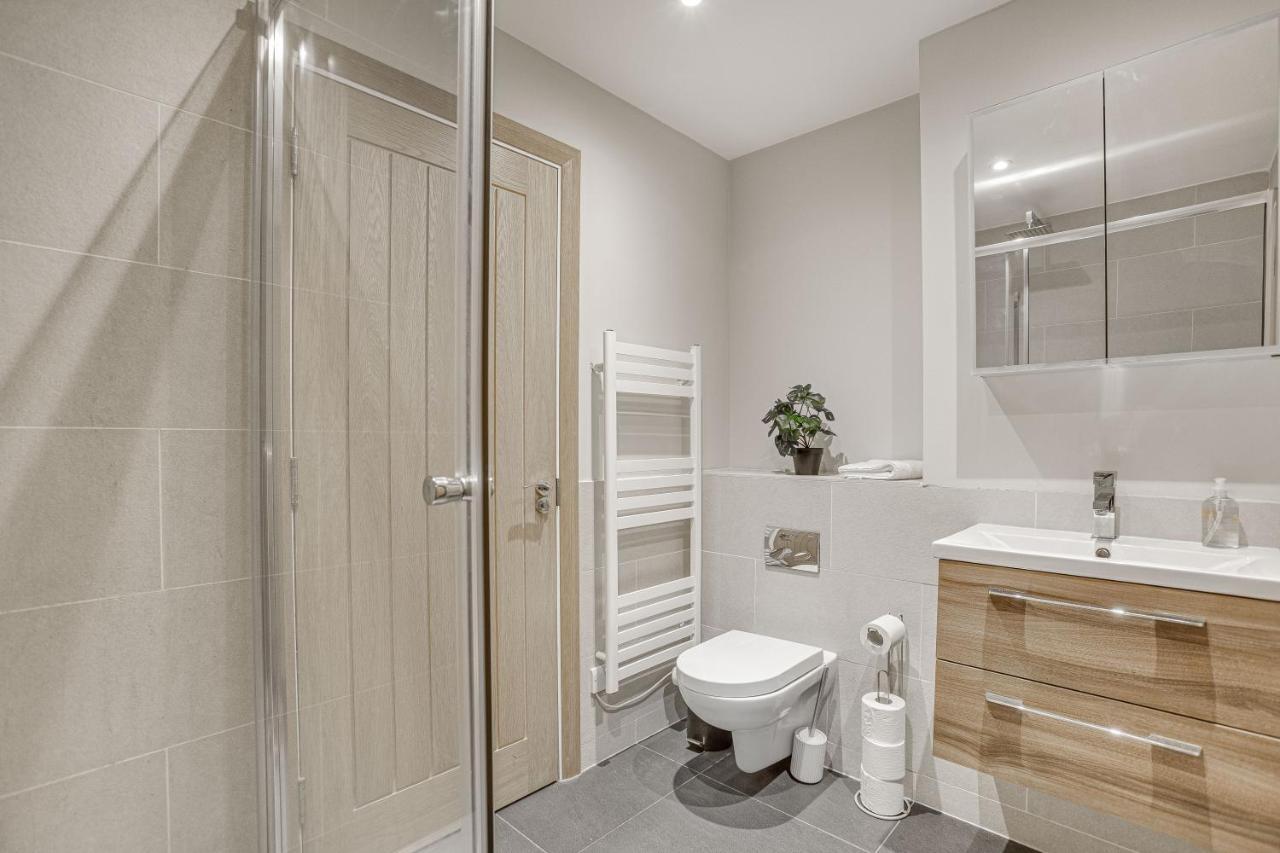 Contemporary 2 Bedroom Apt, Town Centre By Tent Serviced Apartments Chertsey Zewnętrze zdjęcie